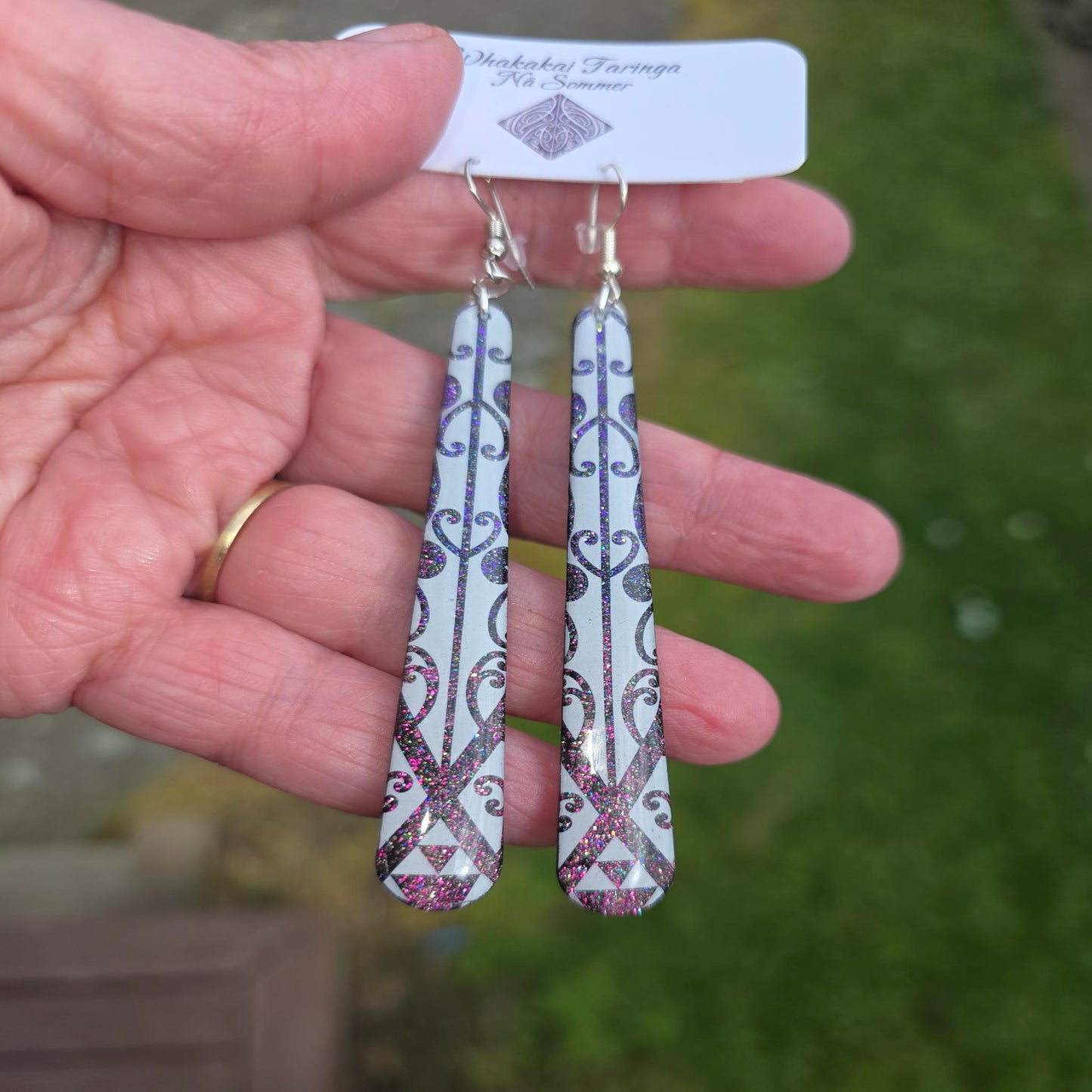 Pīataata mā whero waiporoporo | Long slim teardrop 80mm