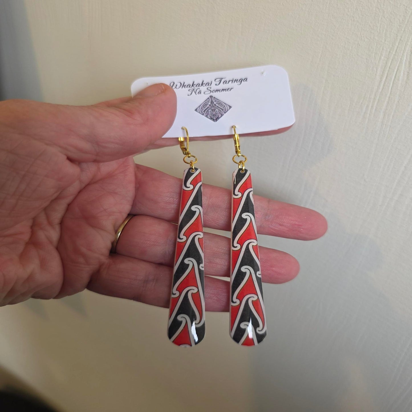 Pūhoro | Long slim teardrop