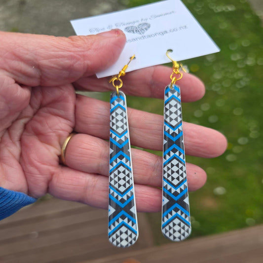 Tāniko kahurangi | Long slim teardrop